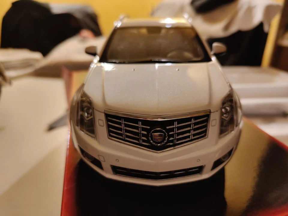 Cadillac SRX Crossover bianco 2010 scala 1/18 di Kyosho. Come nuovo con scatola. - Immagine 3 di 4