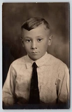 VINTAGE PICTURE PHOTO OLD POSTCARD PHOTOGRAPH IMAGE YOUNG BOY KID SHIRT TIE RPPC