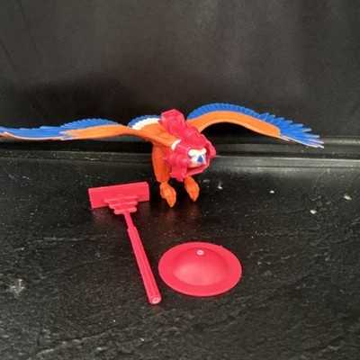 Masters of the Universe Zoar Eagle  stand and one claw is broken. 
