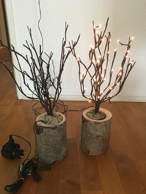 2 Dekobaumlampen von Shishi mit LED Lämpchen an den biegsamen Zweigen, Holzstamm
