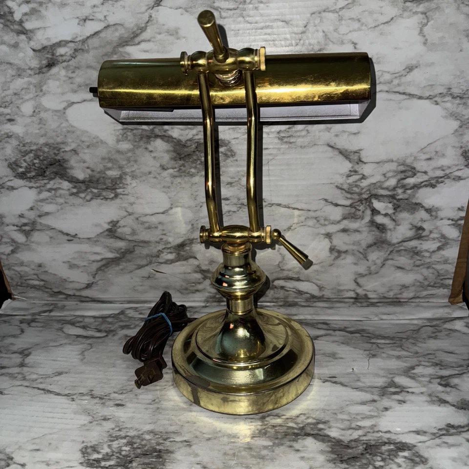 Lámpara de colección MCM de latón en forma de lira Banker’s Light by Sun House Wares Foto 4 de 4