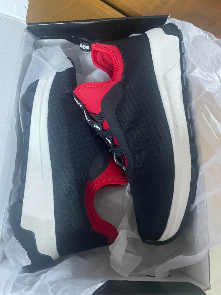 Zapatillas DKNY Little Kids EE. UU. Talla 5 Danni Dino Negro/Rojo Estilo Foto 4 de 4