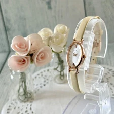 Agete watch with oval dial and white dial Gold Women cute[Battery replaced]
