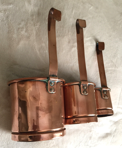 A SET OF THREE STURDY CIRCULAR-SHAPED COPPER MEASURERS c/w LONG HOOKED HANDLES - Picture 3 of 6