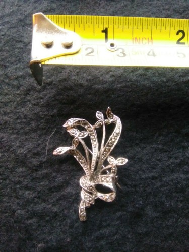 PRETTY VINTAGE SILVER COLOURED MARCASITE BROOCH - Picture 6 of 9