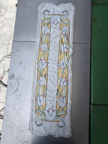 Vintage Art Deco Table Runner/dresser Scarf Tulips W Crocheted Edge