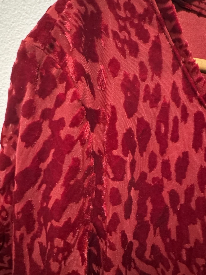 Simply Vera Wang Size XXL Red Velvet Burnout Top Long Sleeve Fairy Whimsigoth - Image 3 of 4