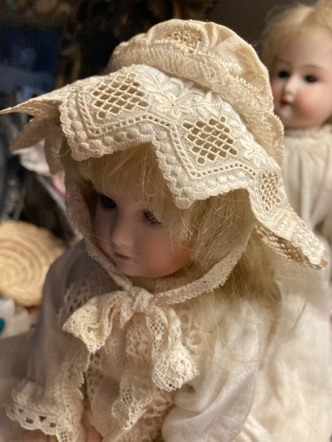 Beautiful Vintage Lace Bonnet - Picture 4 of 8