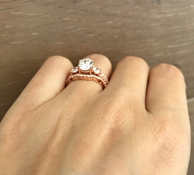 Juego de anillos de compromiso solitario corte redondo moissanita oro rosa sobre plata para mujer Foto 4 de 4