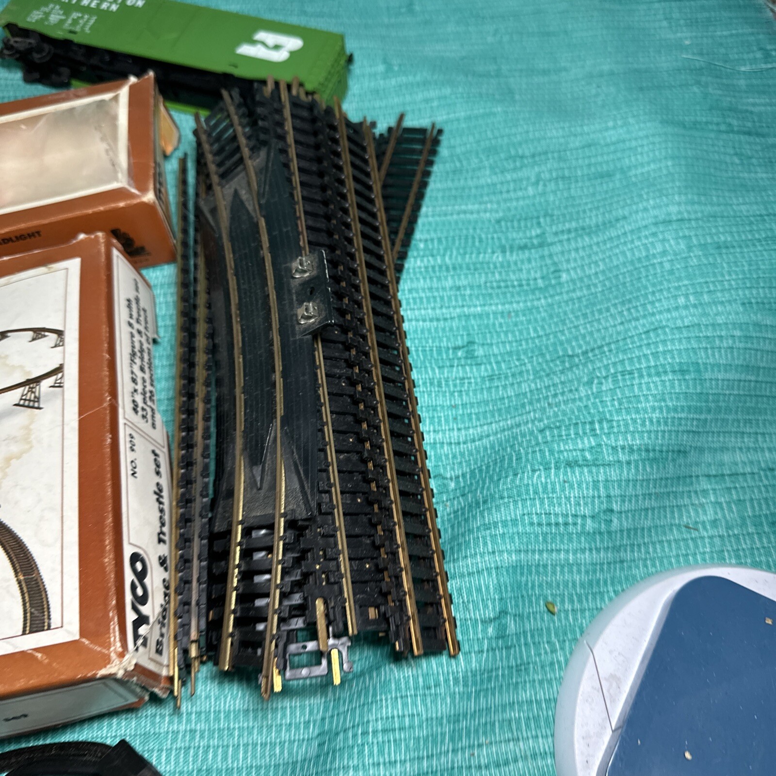 Vintage Tyco HO Scale Electric Model Train Cars & Track Lot L3 eBay