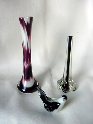 ViNTaGe AMeTHyST PuRPLe White Cased ArT GLaSs 2 Vases Latticino ? Bird Figurine
