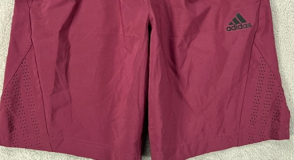 Pantalones Cortos Adidas Para Hombres Pequeños Granate Oscuro Cordón Softshell Negro Logo Bolsillos con Cremallera Foto 3 de 4