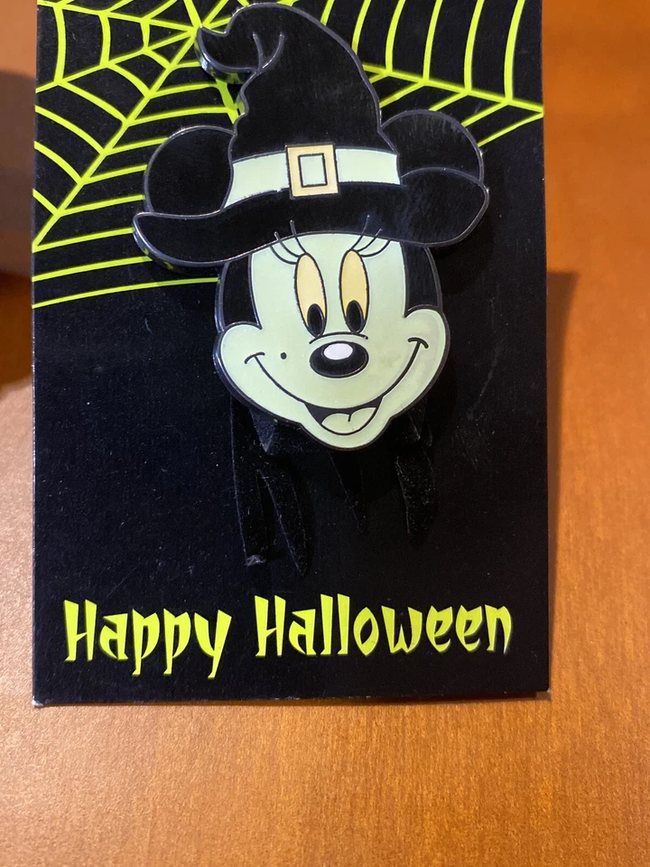 PIN DE BRUJA MINNIE HALLOWEEN Ratón de fieltro que brilla en la oscuridad Disneyland NUEVO Foto 3 de 4
