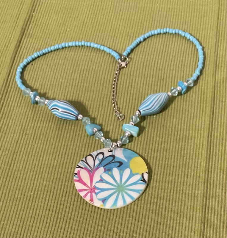 Vntg Disc Medallion Hand Painted Mother of Pearl Pendant Necklace Blue GlasBeads