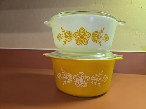 Pyrex Butterfly Gold Casserole Dishes Set Of 2, 472 & 473 with 2 Lids