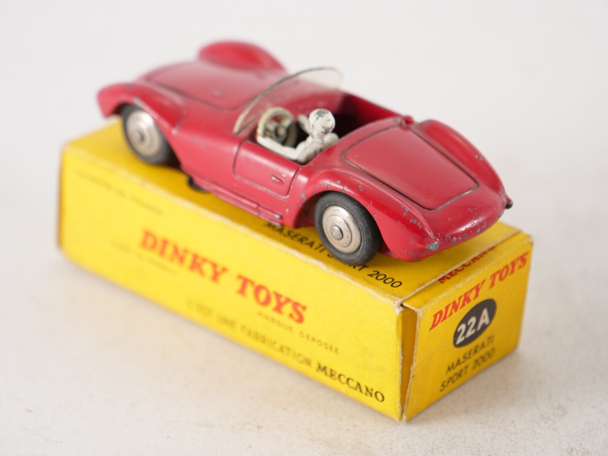 Superbe DINKY TOYS FRANCE voiture collector Maserati Sport 2000 réf 22A