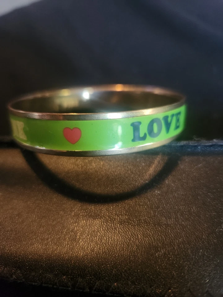 Pulsera Victoria's Secret vintage. Pulsera Love Rosa, Verde Con Bronce. Rosa Foto 2 de 4