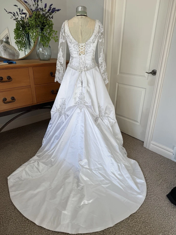 Vestido de novia de satén Raylia Designs - mangas de campana de encaje, espalda corsé, talla 10 Foto 4 de 4