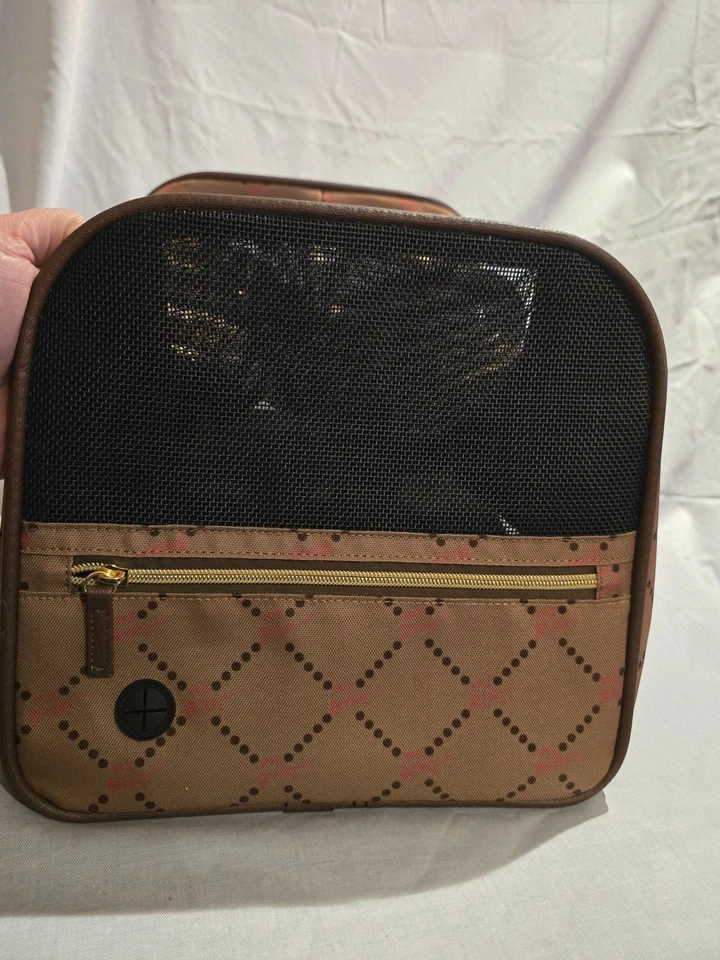 BETSEY JOHNSON - Transportador de mascotas - Hasta 16 libras. - Cumple con TSA - NUEVO CON ETIQUETAS Foto 4 de 4
