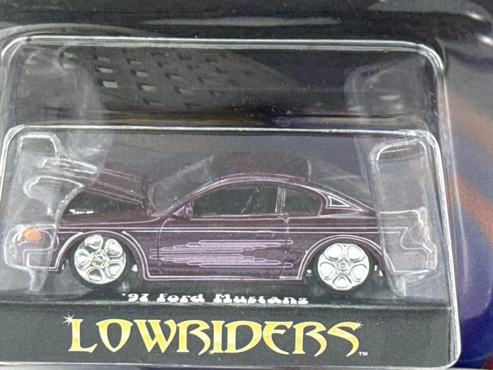 Racing Champions Lowriders 97 福特野马紫色 1: 64 压铸开口罩 — 第 2/4 张图片