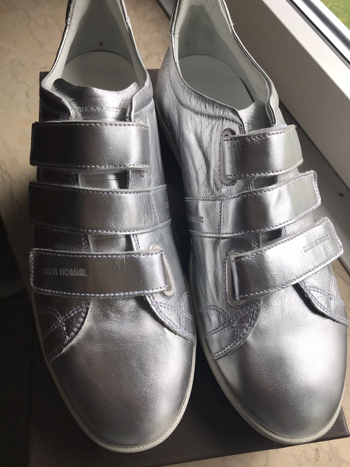 Baskets Dior High Top taille 42. couleur argent. neuves très rares. avec petits défauts.