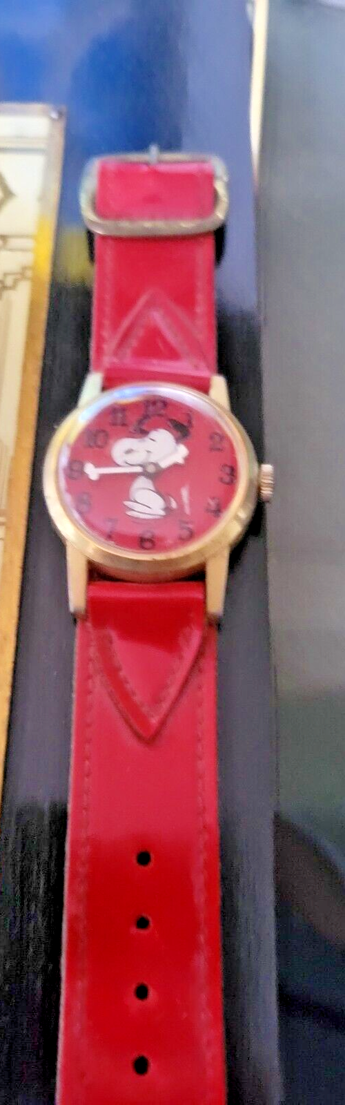 Vintage Peanuts Snoopy Mechanical Wind Up Wristwatch Original Band Red Dial