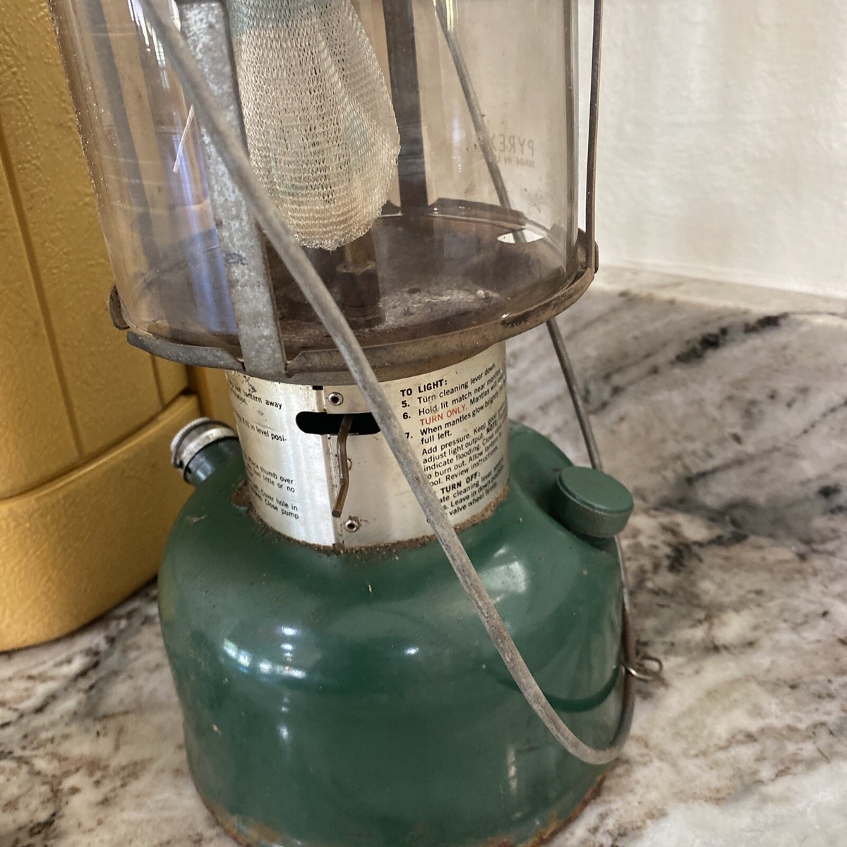 8A13 コールマン Classic Lantern 635B700J VINTAGE COLEMAN LANTERN 220J W/ CASE & Aluminum Funnel 5/79