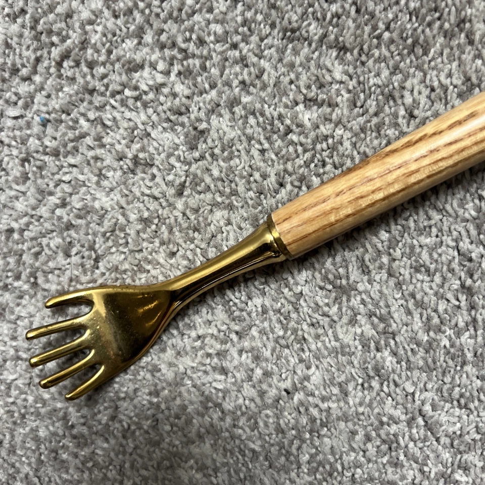 Llavero de madera masajeador 19" mango rascador trasero madera en forma de mano de latón vintage Foto 2 de 4