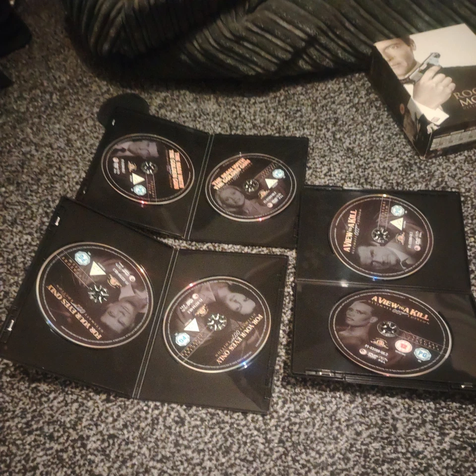 James Bond Ultimate Roger Moore  - Image 3 of 4