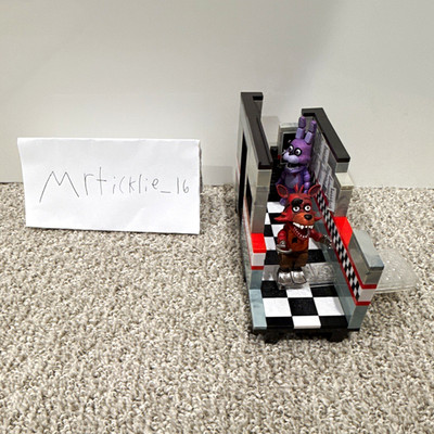 MCFARLANE Five Nights at Freddy s West Hall Set Complete and With Manual