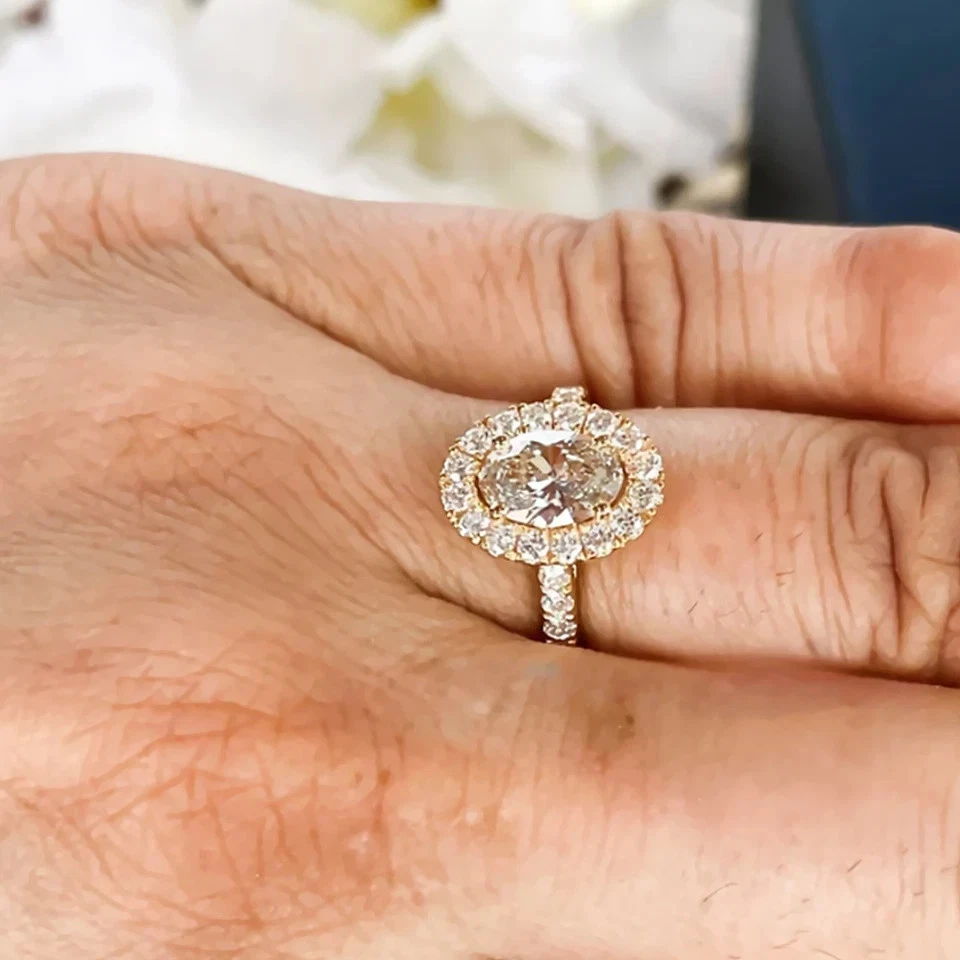 Anillo de boda promesa halo de diamantes cultivados en laboratorio VS1 corte ovalado de 2,40 quilates oro amarillo de 14 quilates Foto 3 de 4