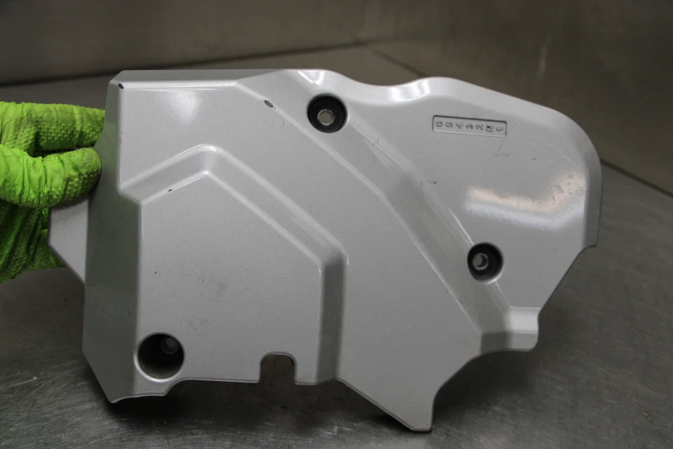 08-12 SUZUKI KATANA 650 GSX650F Front Sprocket Cover Foto 2 de 4