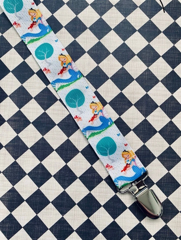 Clip chupete bebé niña I Have Gone Mad Wonderland Alicia Foto 2 de 2