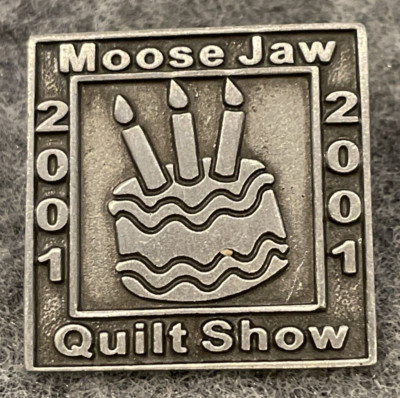 2001 Moose Jaw Quilt Show Birthday Cake Candles Pewter Toned Vintage Lapel Pin