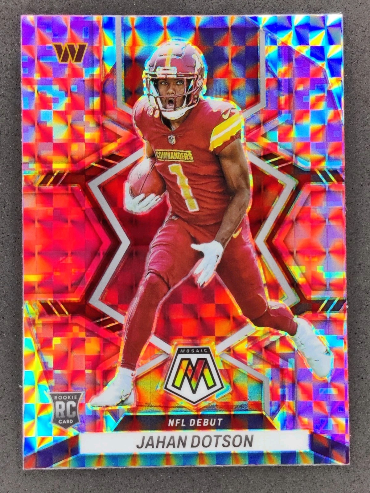 2022 Panini Mosaic JAHAN DOTSON Rookie NFL Debut Pink Camo #280 Commanders