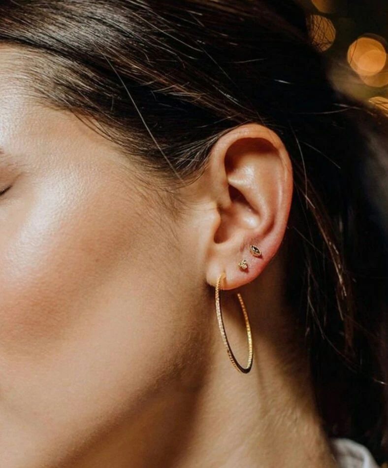 Joyería piercing de diamantes de oro amarillo de 14K todos los días nariz simple tres tachuelas de piedra. Foto 3 de 4