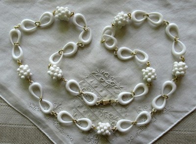 WEISSES COLLIER - KUNSTSTOFF - VINTAGE - 78 cm
