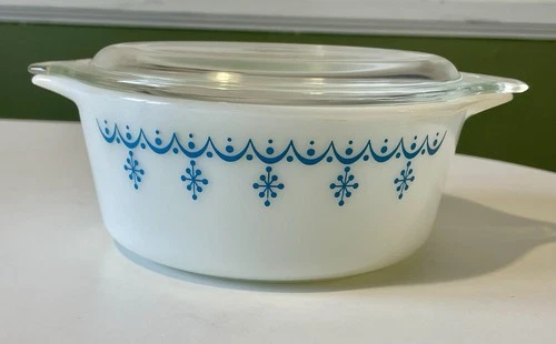 PYREX 472 Snowflake Blue Casserole Dish With Lid 1 1/2 Pint Rare Excellent