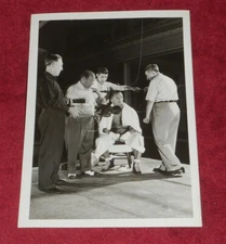 1951 Press Photo Middleweight Champion Boxer Tony Zale With Managers & Trainer