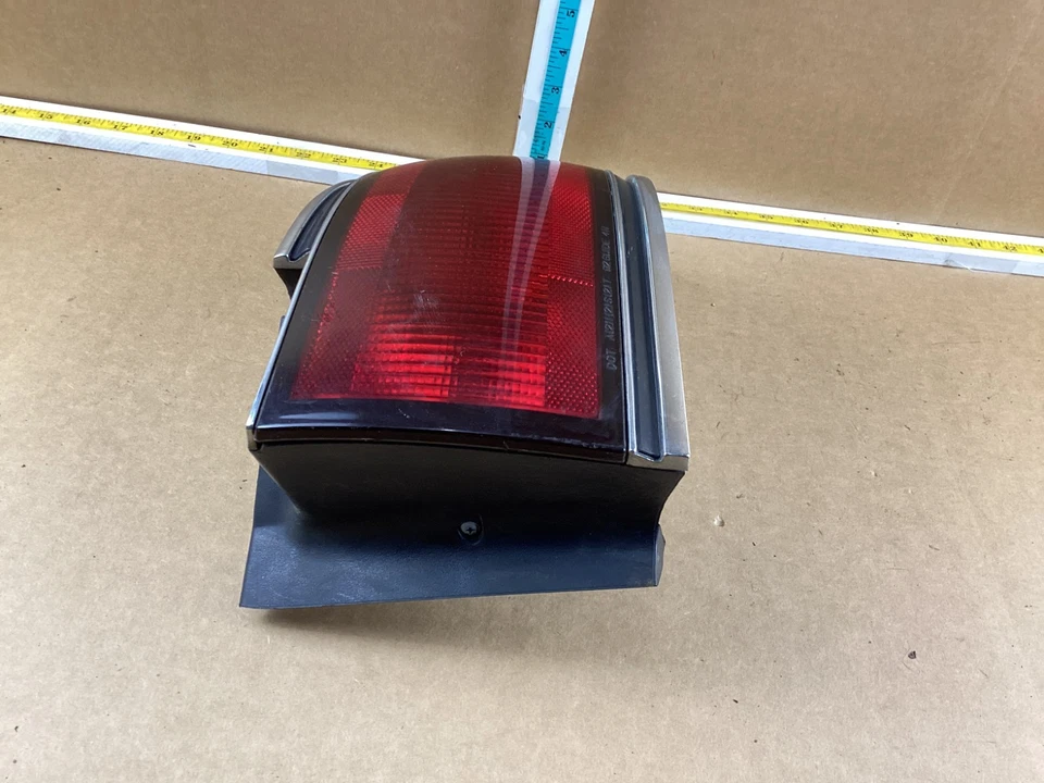 Luz trasera montada en panel cuarto lateral derecho Buick LeSabre 1992-1996 OEM Foto 3 de 4