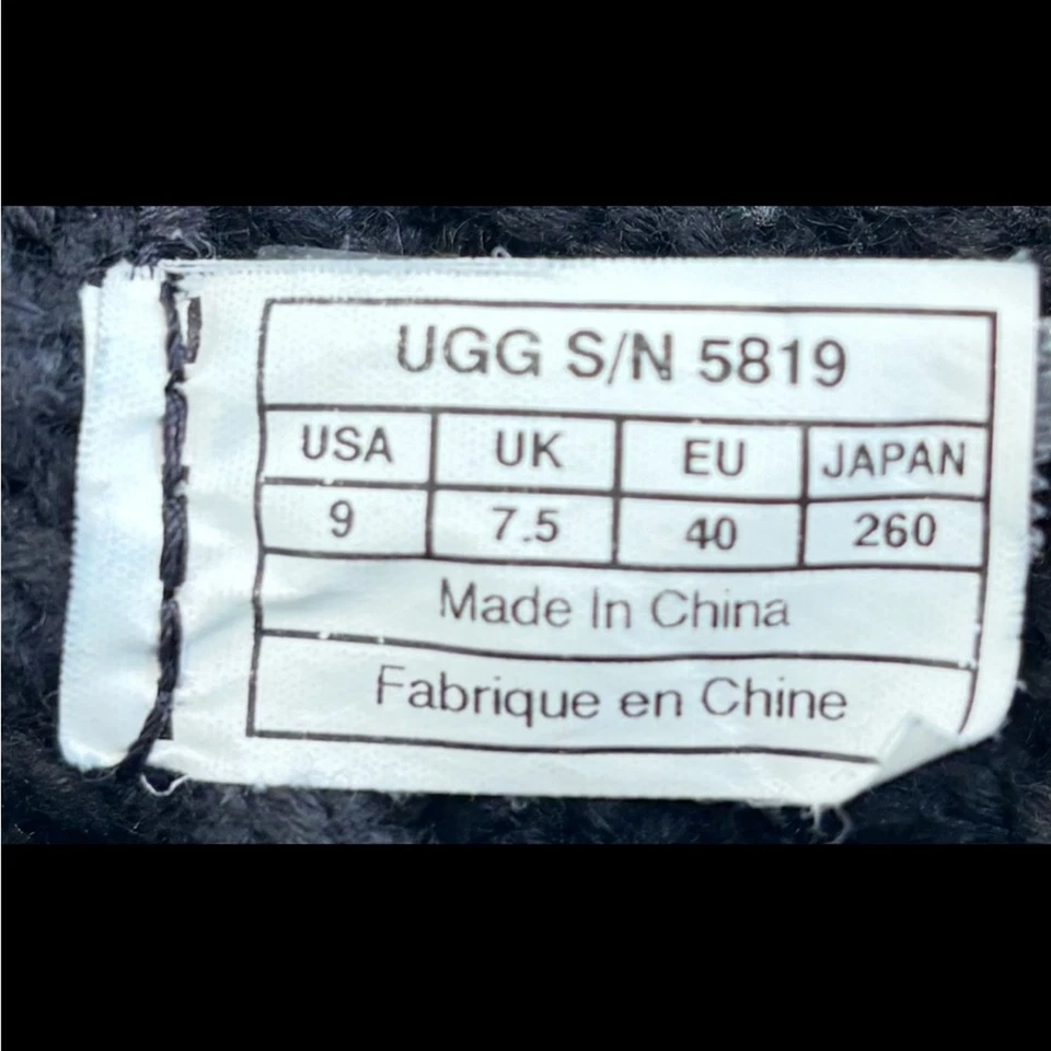 Botas de malha UGG Classic Cardy preta com botões de madeira tamanho 9 - Imagem 4 de 4