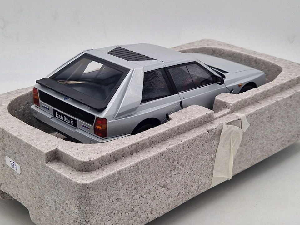 LANCIA Delta S4 stradale - Autoart - Scala 1/18 - Immagine 2 di 4