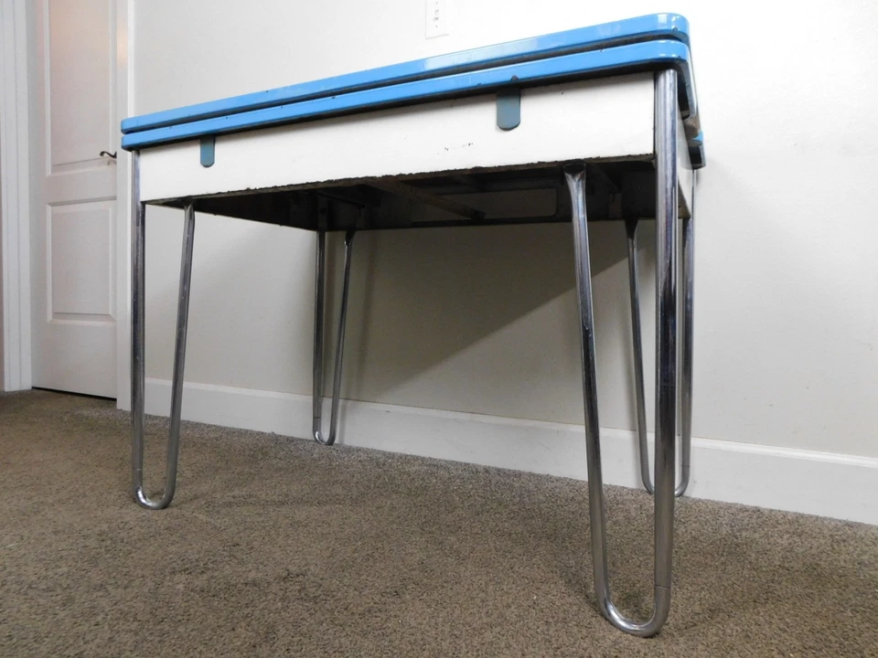 Extensión de cocina con tapa esmaltada 1959 de colección mesa de hojas deslizables patas de horquilla cromadas Foto 2 de 4