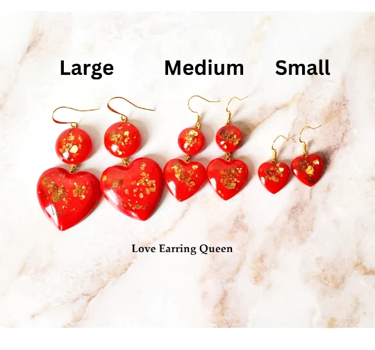 Pendientes de corazón con corazón mediano dorado para mujer Foto 3 de 4