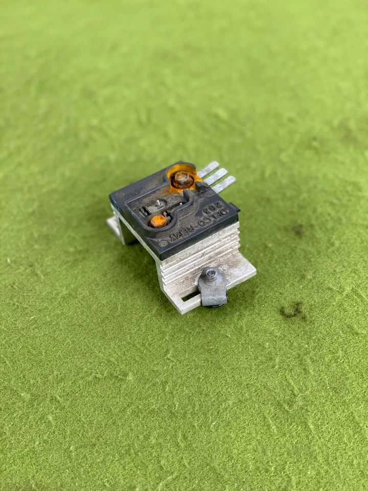 Transistor atenuador de luces de instrumento de tablero Corvette C4 1990-1993 1986902-2 OEM Foto 3 de 4