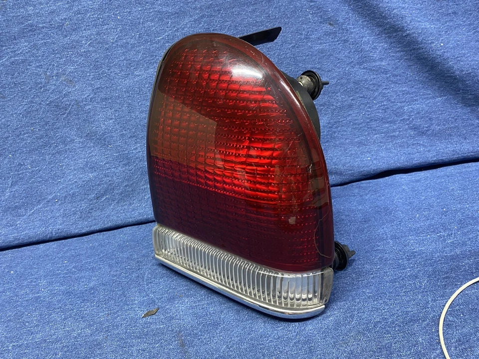 1994 1995 1996 1997 Chrysler LHS lanterna traseira direita - Imagem 3 de 4