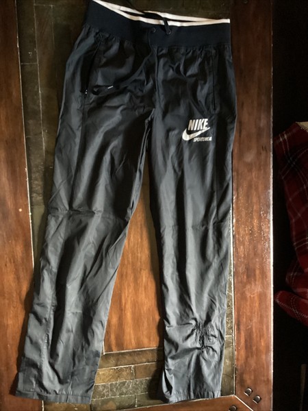 Pantalones para mujer Nike Sportswear ligeros con cremallera de archivo negros talla pequeña (dañados)