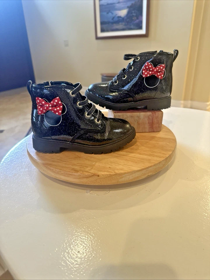 Botas de niña Disney Minnie Mouse charol negro imitación cuero con lazo rojo Foto 2 de 4
