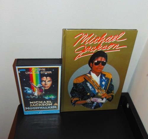 Michael Jackson Book 1984 Michael Jackson Hardcover & Moonwalker Video - VGC - Afbeelding 12 van 17