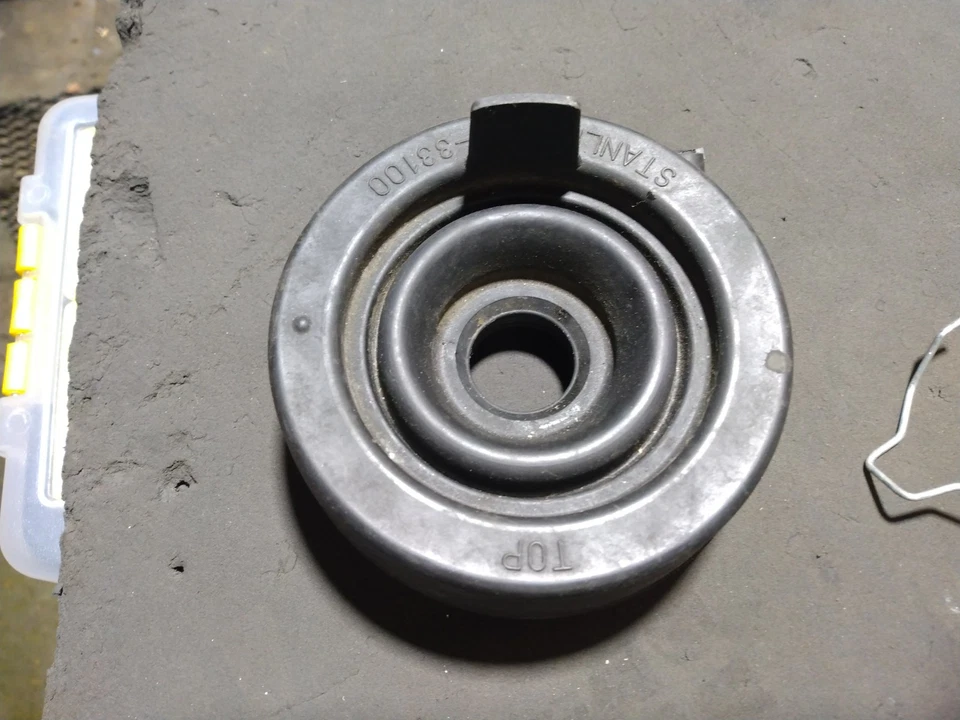 03 ELEMENT Headlight Bulb Metal Clip Holder Retainer + Screw + Rubber Dust Cover - Image 3 of 4